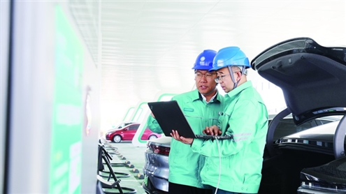 工作人员在济南起步区示范站检查充电设备运行情况